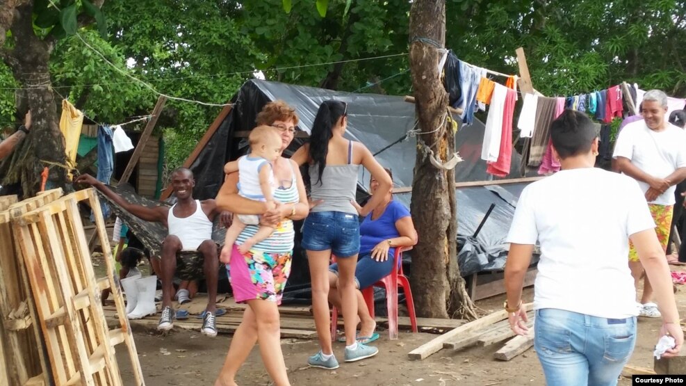 Niños, ancianos y embarazadas entre los migrantes cubanos. Foto Archivo.