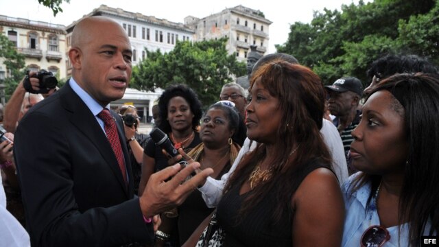  El presidente de Haití, Michel Martelly (i), conversa con representantes de la comunidad haitiana en Cuba. 