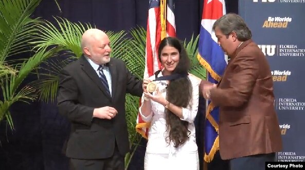 Yoani Sáchez recibe la Medalla al valor de FIU.