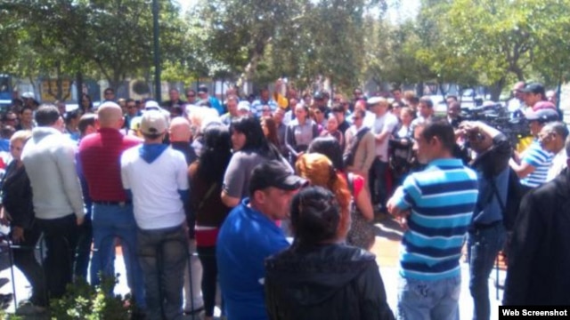 Cubanos reunidos en un parque de Quito para exigir una respuesta sobre su situación migratoria. 