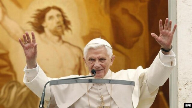 El papa Benedicto XVI saluda a los feligreses durante el tradicional rezo del Ángelus. EFE/Alessandro Di Meo