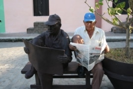 Un anciano lee el diario en la Plaza de El Carmen de Camagüey. Foto: Giacomo Bartalesi.