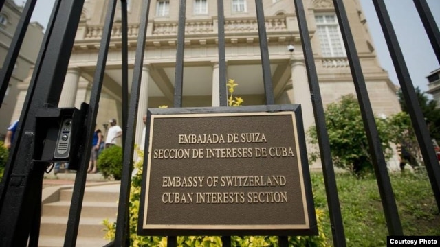 Tarja en la verja de la Sección de Intereses de Cuba en Washington DC, bajo protectorado suizo.