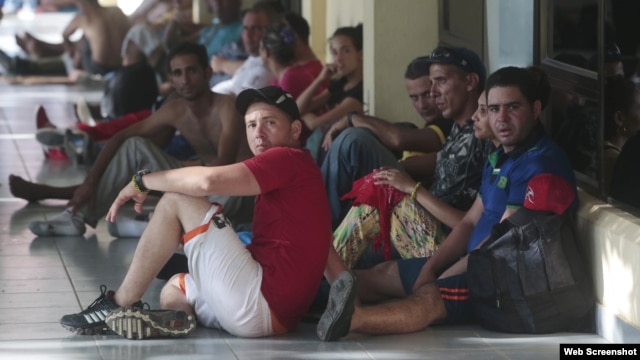 Cubanos en uno de los albergues que acoge a los migrantes en Costa Rica.