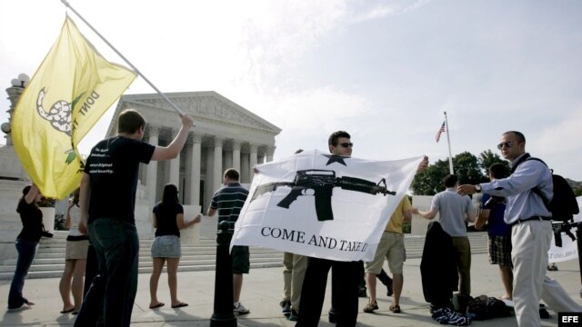 Archivo - Manifestantes pro-armas muestran banderas frente al Tribunal Supremo de EE. UU., en Washington D.C., el 26 de junio de 2008. El Supremo reconoció ese día el derecho de los estadounidenses a poseer armas de fuego