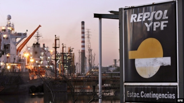  Fotografía de archivo del 19 de abril de 2012 de las instalaciones de la Terminal Dock Sud, de la petrolera YPF, en la ciudad de Avellaneda, en Buenos Aires (Argentina). 