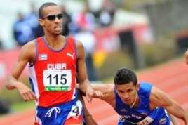 El cubano Andy González entra primero a la meta en la prueba de 800 metros planos de los JCC de Veracruz.