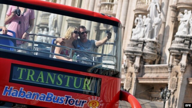 Archivo - Turistas en un bus en La Habana (Cuba).