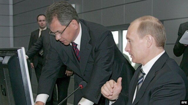 Archivo - El presidente ruso Vladimir Putin (d) y Serguéi Shoigú (i), con el ex ministro ruso para Situaciones de Emergencia y ahora ministro de Defensa.  