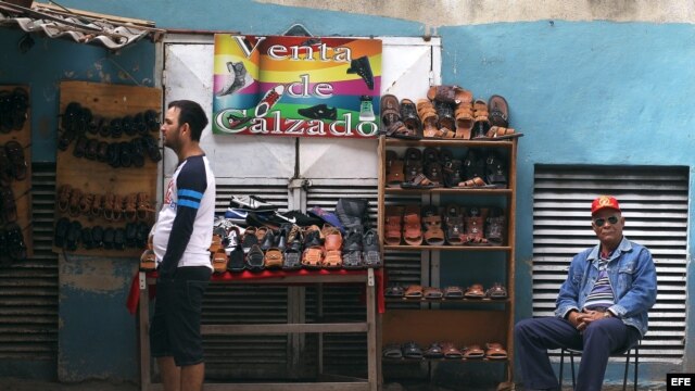 Enero 2015 - Dos hombres venden zapatos en un negocio callejero en una calle de La Habana (Cuba).