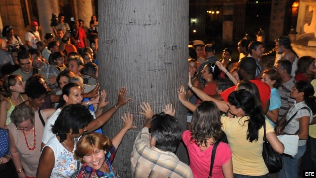 Cientos de cubanos dan vueltas a la Ceiba del Templete, una tradición que se remonta a la colonia española.