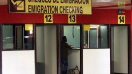 Un hombre chequea sus documentos antes de viajar, en el aeropuerto José Martí de La Habana (Cuba) 