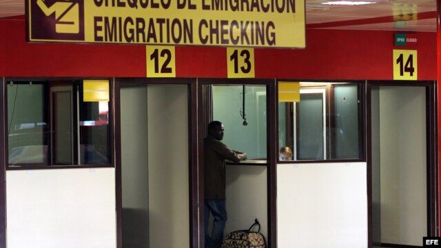 Un hombre chequea sus documentos antes de viajar, en el aeropuerto José Martí de La Habana (Cuba) 