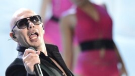 El cubanoamericano Pitbull abrió la velada con el tema "Don't Stop the Party"