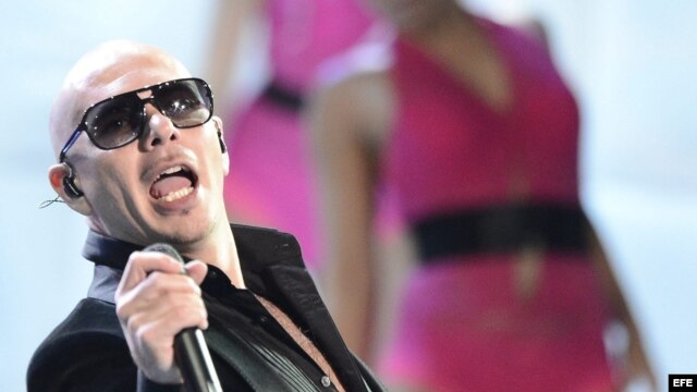 El cubanoamericano Pitbull abrió la velada con el tema "Don't Stop the Party"