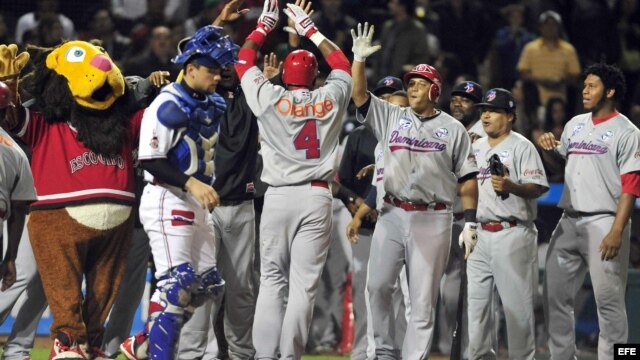 Jugadores de R. Dominicana celebran su anotación ante México martes 5 de febrero de 2013