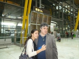 Junto a su tío Carlos Payá a su llegada a España