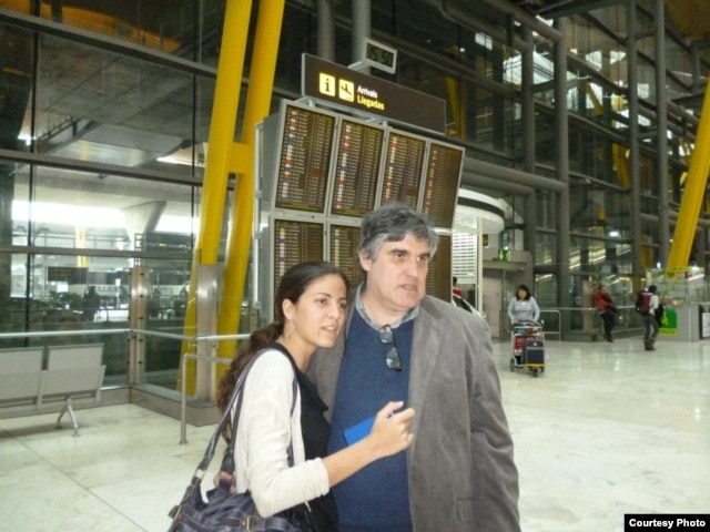 Junto a su tío Carlos Payá a su llegada a España