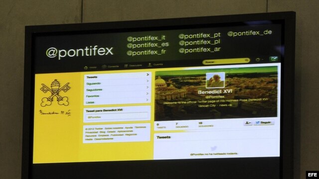 Archivo - Una pantalla en la sala de prensa del Vaticano muestra la cuenta Twitter del papa Benedicto XVI, en el Vaticano.  
