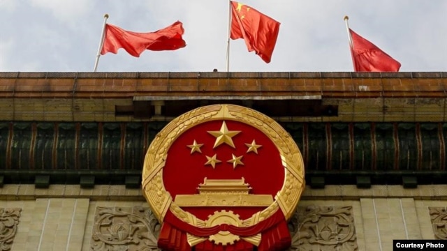 El emblema del Partido Comunista decora la entrada del Gran Palacio del Pueblo durante el segundo día del XVIII Congreso del Partido Comunista de China (PCChn), en Pekín, China.