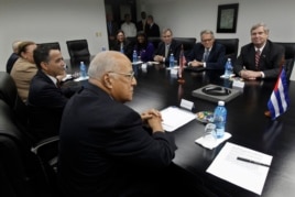 El secretario de Agricultura de Estados Unidos, Thomas Vilsack (d) se reúne con el vicepresidente cubano Ricardo Cabrisas.