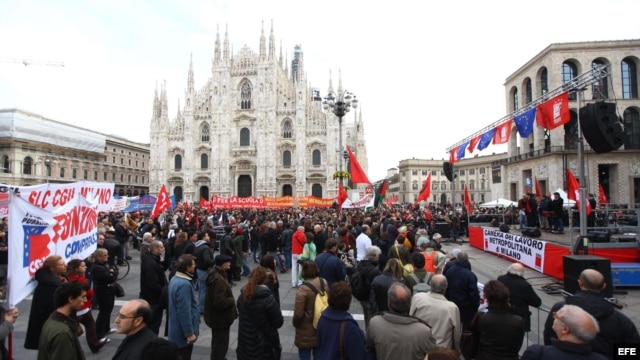 Cientos de personas se congregan en la Piazza Duomo de Milán para sumarse a una manifestación contra la política de austeridad, en Milán, Italia, el 14 de noviembre de 2012.  