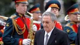 Raúl Castro en un desfile militar durante una ceremonia de homenaje en la Tumba del Soldado Desconocido cerca de los muros del Kremlin en Moscú, Rusia.
