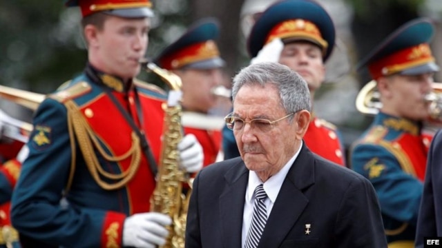 Raúl Castro en un desfile militar durante una ceremonia de homenaje en la Tumba del Soldado Desconocido cerca de los muros del Kremlin en Moscú, Rusia.