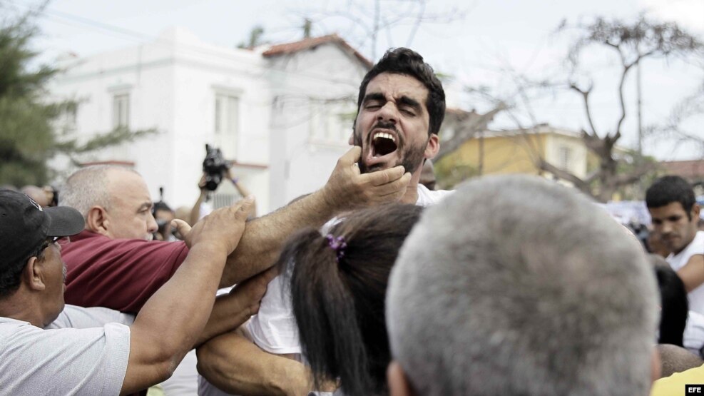 El Sexto en una marcha en La Habana junto a las Damas de Blanco el 20 de marzo de 2016.
