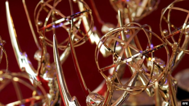 Las estatuitas de los premios Emmy.