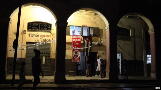  Vecinos conversan en los portales de un edificio en La Habana (Cuba). 
