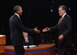 Barack Obama (i), y Mitt Romney en el debate presidencial del 3 de octubre de 2012, en la Universidad de Denve.