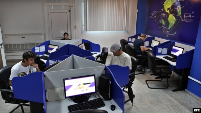 Varias personas se conectan a internet desde una sala de navegación.