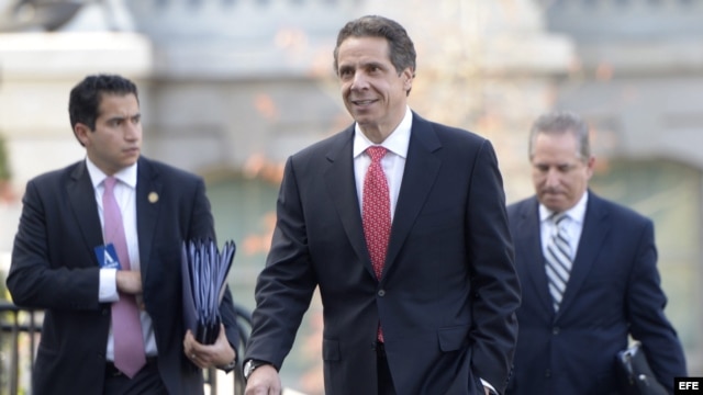 El gobernador de Nueva York, Andrew Cuomo (c).