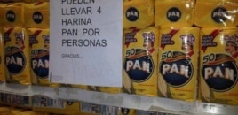 Los venezolanos deben hacer grandes colas para comprar la ya racionada Harina Pan de sus arepas.