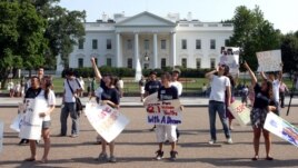 En esta foto de archivo, un grupo de jóvenes protesta frente a la Casa Blanca por Reforma Migratoria.