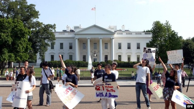 En esta foto de archivo, un grupo de jóvenes protesta frente a la Casa Blanca por Reforma Migratoria.