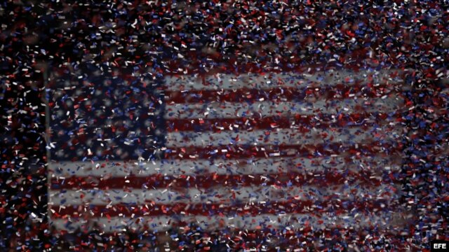 Tiras de confeti cubren el escenario donde el presidente Obama celebra con sus seguidores su reelección. 