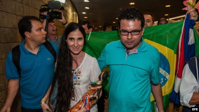 La disidente cubana Yoani Sánchez (d), autora del blog "Generación Y", recibida por el cineasta Dado Galvao (i), 