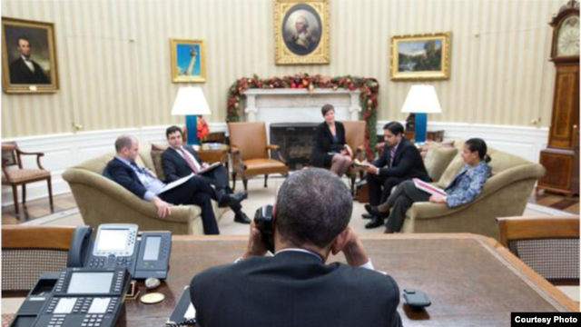 El presidente Barack Obama en la Casa Blanca durante su conversación con Raúl Castro en la noche del martes.