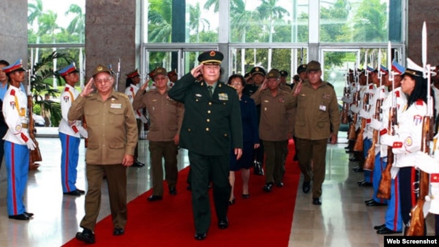 Archivo - Coronel general Guo Boxion visita Cuba en el 2011