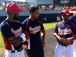 Los peloteros cubanos de las Grandes Ligas en el partido de las Estrellas Cubanas en Miami, el domingo 18 de enero del 2015. De izquierda a derecha Alexei Ramírez, José Abréu y Yoenis Céspedes.