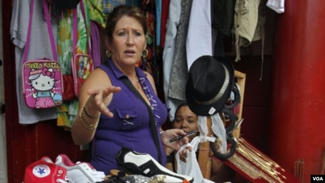 Las "trapishoppings" ofrecen ropa importada de mejor caliad y a mejor precio que las "shoppings" estatales