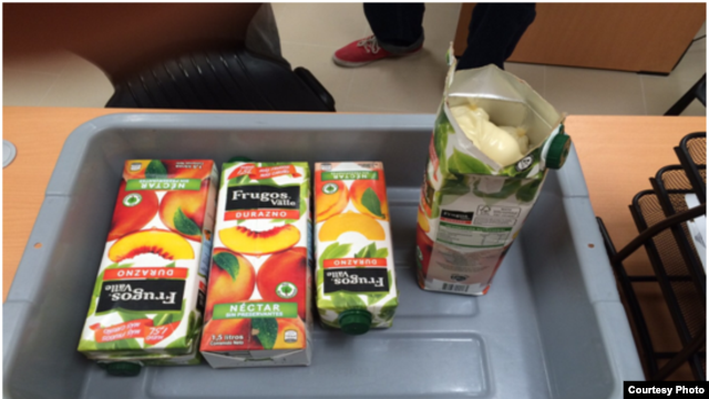 Envases de jugos de frutas que contenían cocaína líquida. Archivo.