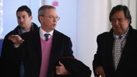 El Presidente Ejecutivo de Google Eric Schmidt (i) junto al ex gobernandor de New Mexico Bill Richardson (d) abandonar Pyongyang.