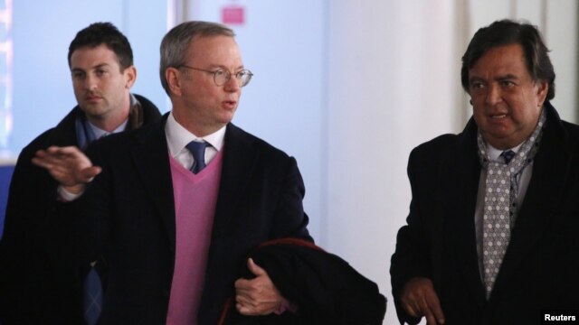 El Presidente Ejecutivo de Google Eric Schmidt (i) junto al ex gobernandor de New Mexico Bill Richardson (d) abandonar Pyongyang.