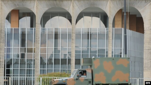  Vehículos del Ejército brasileño se posicionan frente al Palacio del Itamaraty, en Brasilia, para de las labores de seguridad de la XLIV Cumbre semestral del Mercosur. 