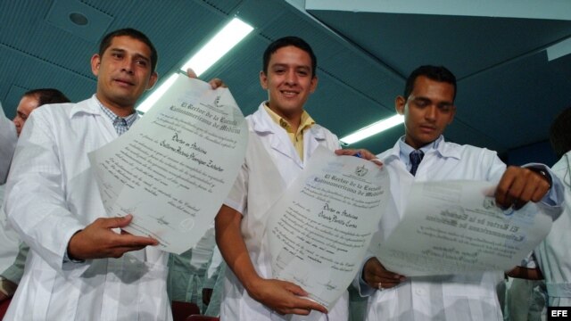 Archivo. Jóvenes recién graduados de doctores en la Escuela Latinoamericana de Ciencias Médicas (ELAM) muestran sus títulos de doctores.