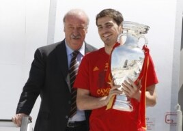 El capitán de la selección española, Iker Casillas (d), y el seleccionador, Vicente del Bosque, con el trofeo de campeones de la Eurocopa.