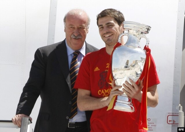 El capitán de la selección española, Iker Casillas (d), y el seleccionador, Vicente del Bosque, con el trofeo de campeones de la Eurocopa.
